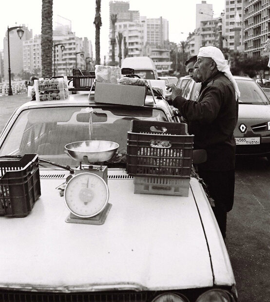 Vendeur de figues sur la corniche à Beyrouth, 2008. © Assaf Dahdah.