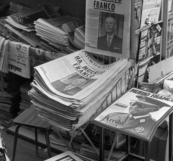 20 novembre 1975. Kiosque avec les journaux du jour annonçant la mort de Franco. EFE