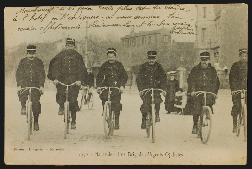 Une brigade d’agents cyclistes (Marseille, Archives municipales de Marseille : 88 Fi 579)
