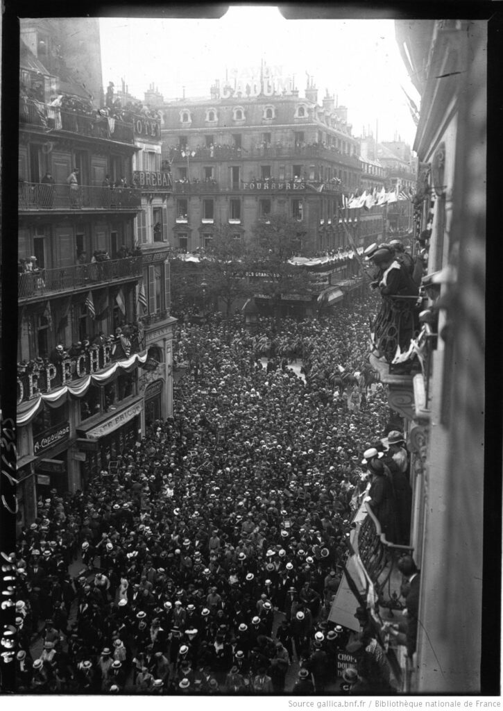 « 14 juillet : après le défilé, la foule se disperse » (1919), Agence Meurisse, BNF