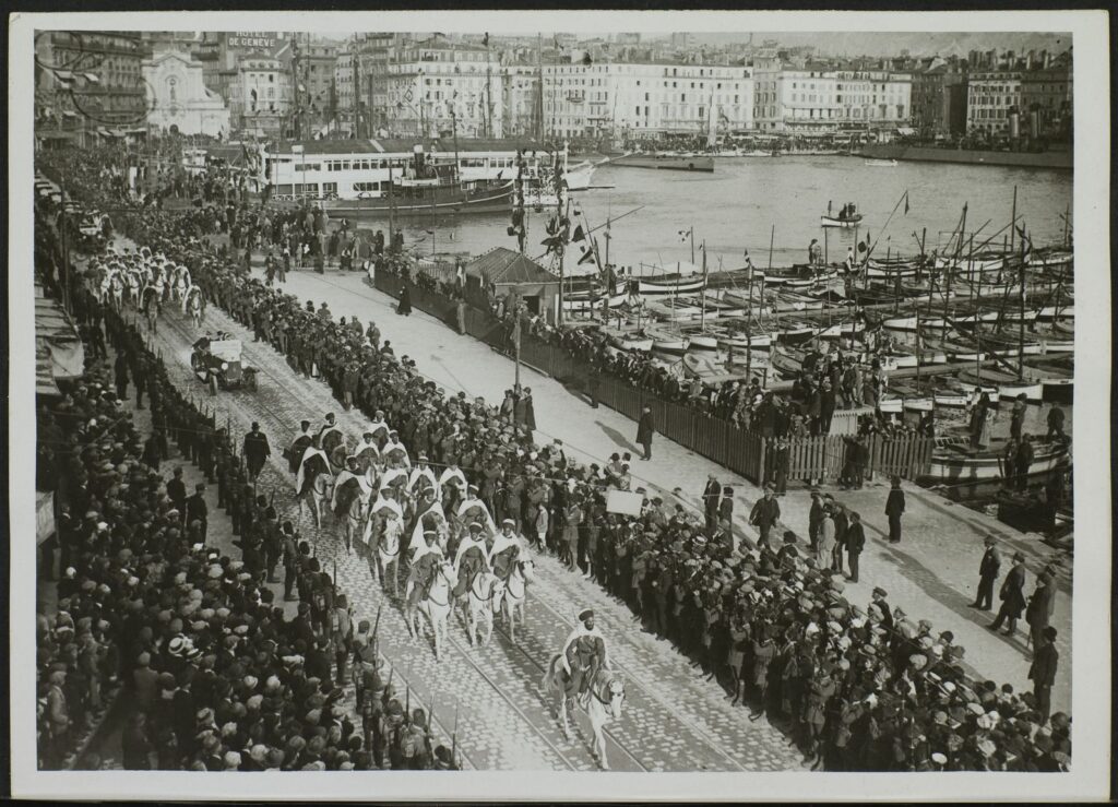 Visite de Gaston Doumergue à Marseille en avril 1927 : Spahis sur le Vieux-Port, tirage argentique. Anonyme, coll. Musée d'Histoire de Marseille, inv. 2004.6.44.21.