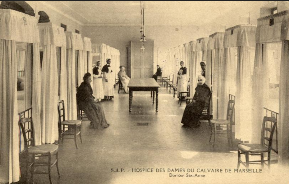 Carte postale. Hospice des dames du Calvaire de Marseille. Dortoir Sainte-Anne. Source. « Carte postale. Hospice des dames du Calvaire de Marseille. Dortoir Sainte-Anne. 1904-1960. 9x14 ». In AD BDR, 6 Fi 4434