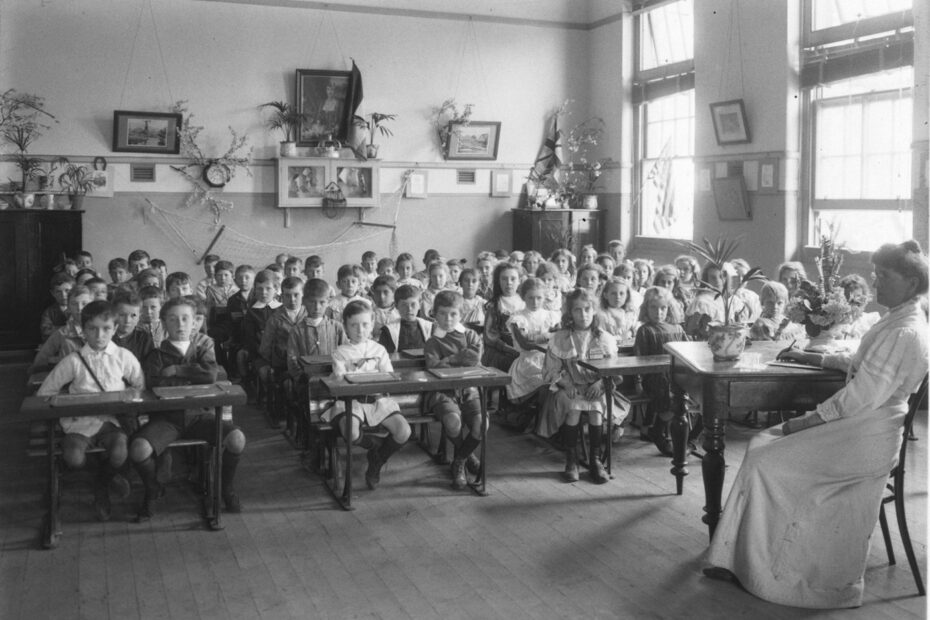 NSW Govt Printer series - Public Schools, Internal picture of the Infants class at Cleveland Street Public School, ca. 1909, Collections of the State Library of NSW, CC0, via Wikimedia Commons