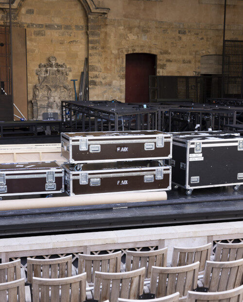 Montage des décors de l’opéra Madama Butterfly de Giacomo Puccini (1858-1924) par les équipes technique du festival d’Aix-en-Provence au théâtre de l’Archevêché le jeudi 30 mai 2024. Photographies de Vincent Beaume.