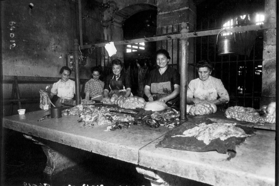 Agence de presse Meurisse, Aux abattoirs de la Villette : femmes travaillant, 1917, Bibliothèque nationale de France, département Estampes et photographie, EI-13 (2570)