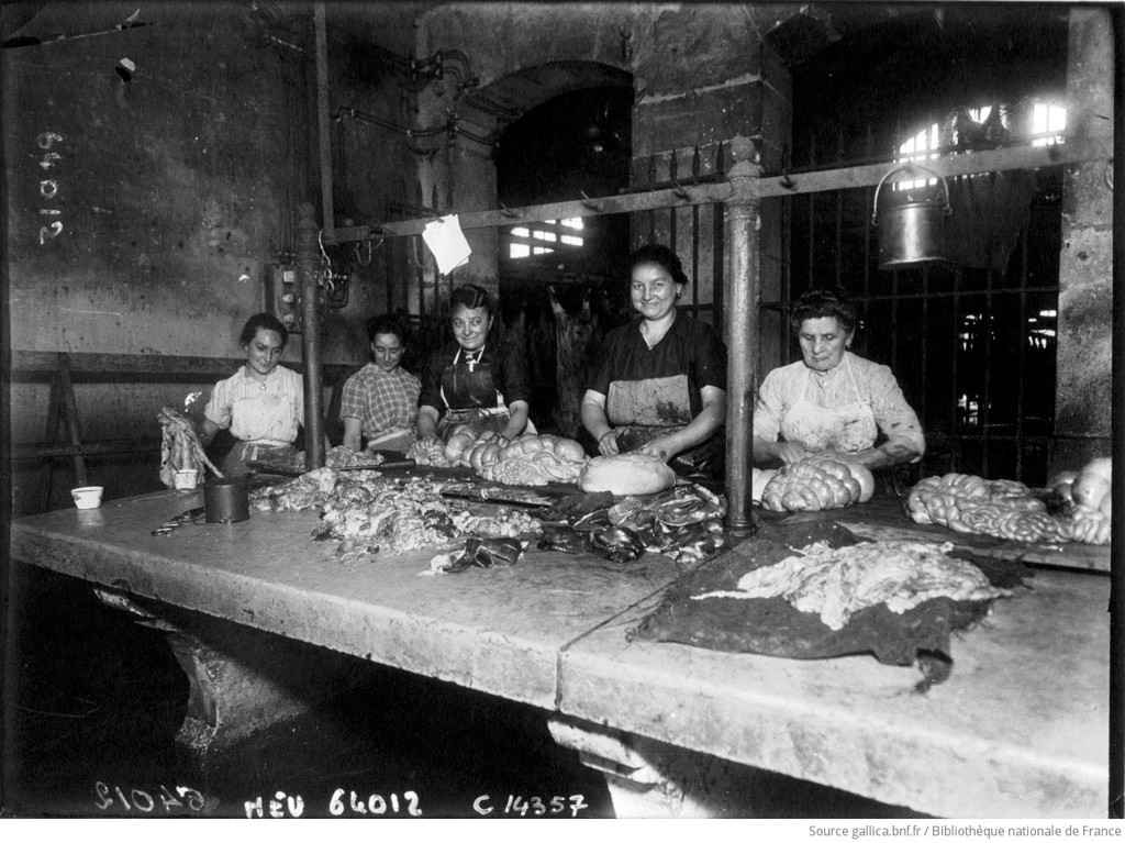 Agence de presse Meurisse, Aux abattoirs de la Villette : femmes travaillant, 1917, Bibliothèque nationale de France, département Estampes et photographie, EI-13 (2570)