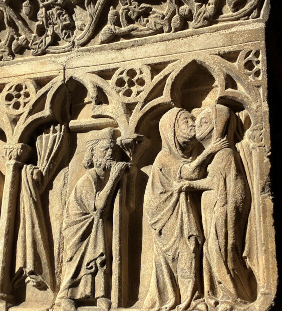 Scène de la Visitation : Cloître de la cathédrale d’Elne (détail) (Photo D. Boquet)