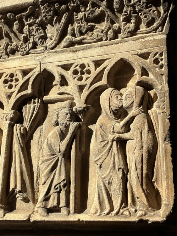 Scène de la Visitation : Cloître de la cathédrale d’Elne (détail) (Photo D. Boquet)