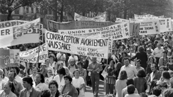 Manifestation et banderoles revendiquant le droit à la contraception, à l'avortement et au contrôle des naissances, 24 mai 1977, à Paris. ©AFP – AFP