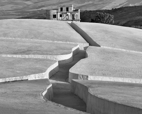 Grande Cretto di Burri, Gibellina, photo par Pino Musi, 2019, CC BY-SA 4.0, Wikimedia Commons